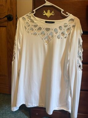 Memorose White Long-Sleeve Cutout sleeves & neck Decorative Top XL Like new.